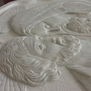 Pietà con bambino su bianco carrara.